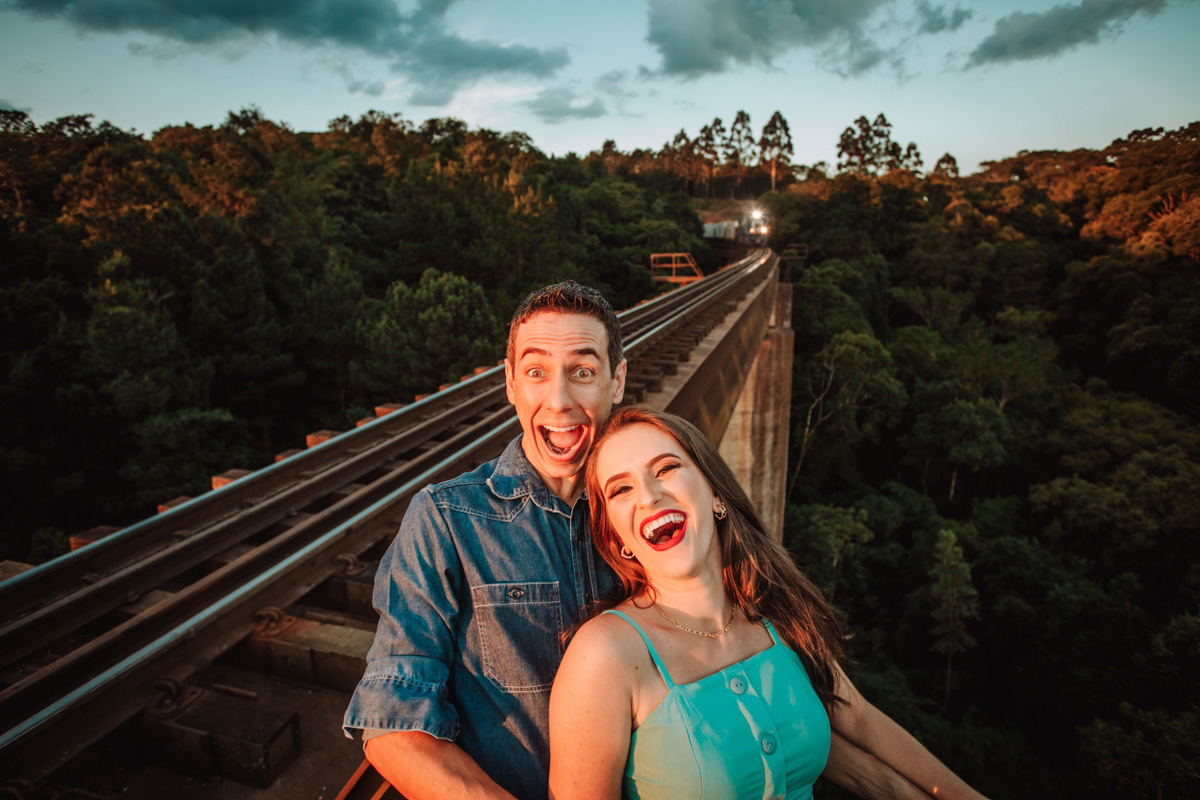 casal fazendo ensaio pré casamento na linha de trem suspensa e o trem passou 