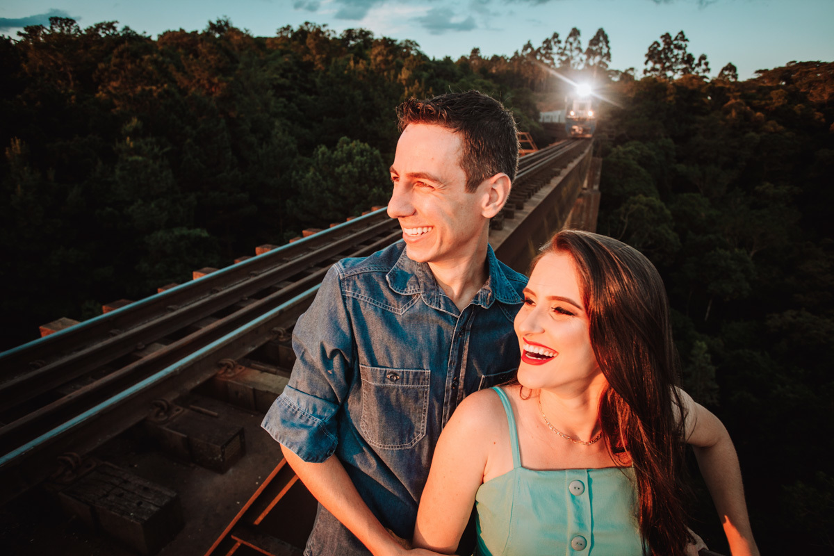 foto de Rickardo Andrade casal na linha de trem com o trem vindo a tras 