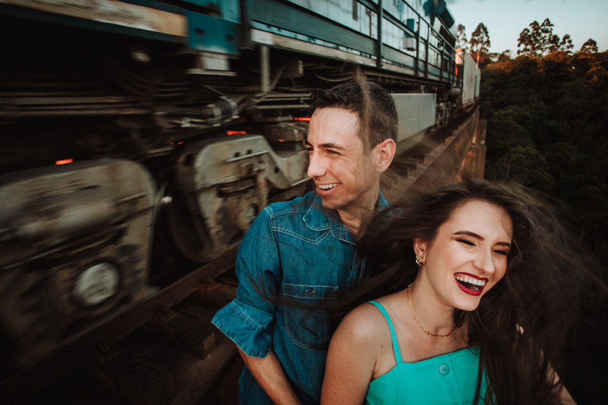 fotos divertidas e espontaneas para ensaio de casal maua da serra 