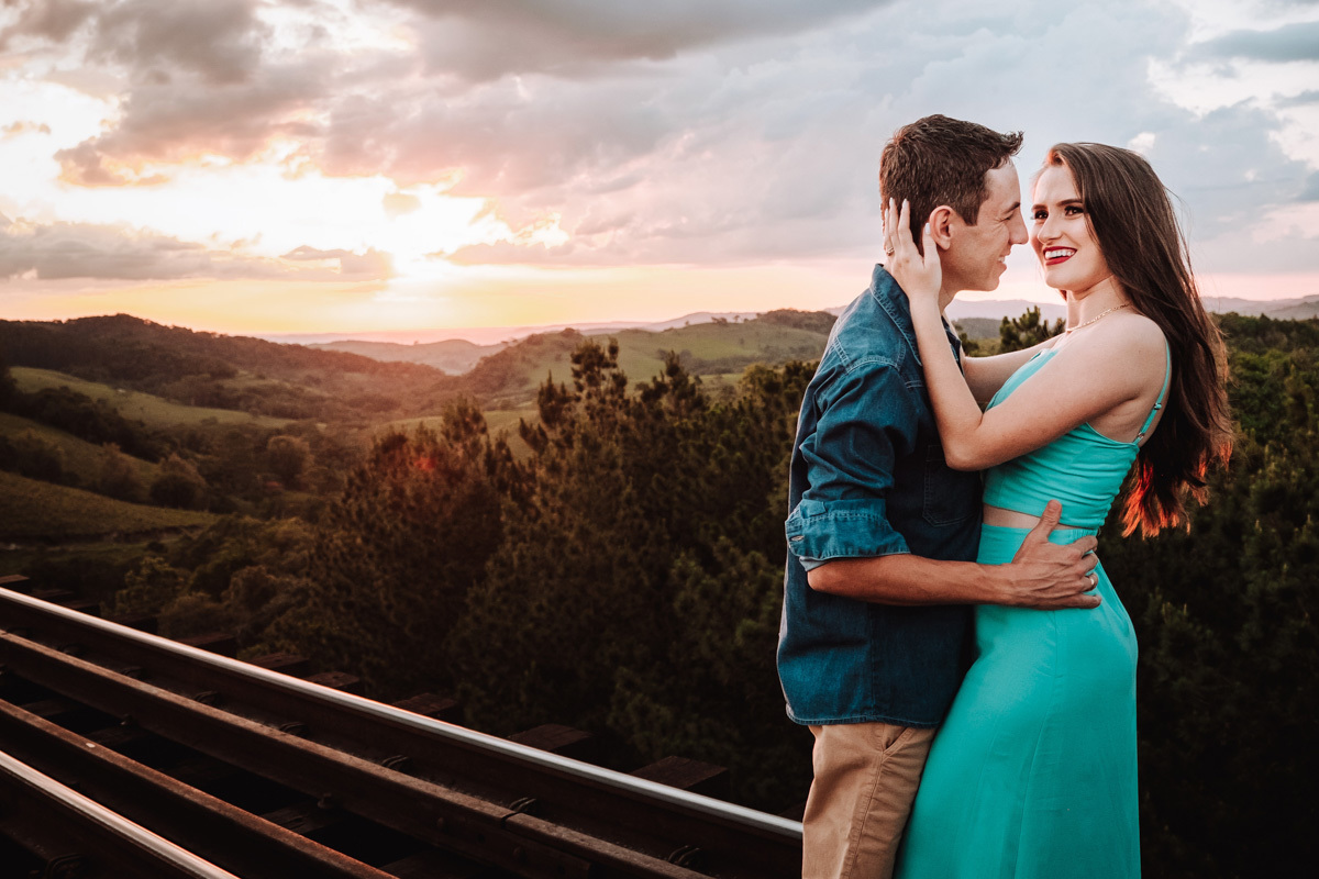 ensaio de casal externo para pre wedding em linha de trem suspensa em maua da serra -PR 