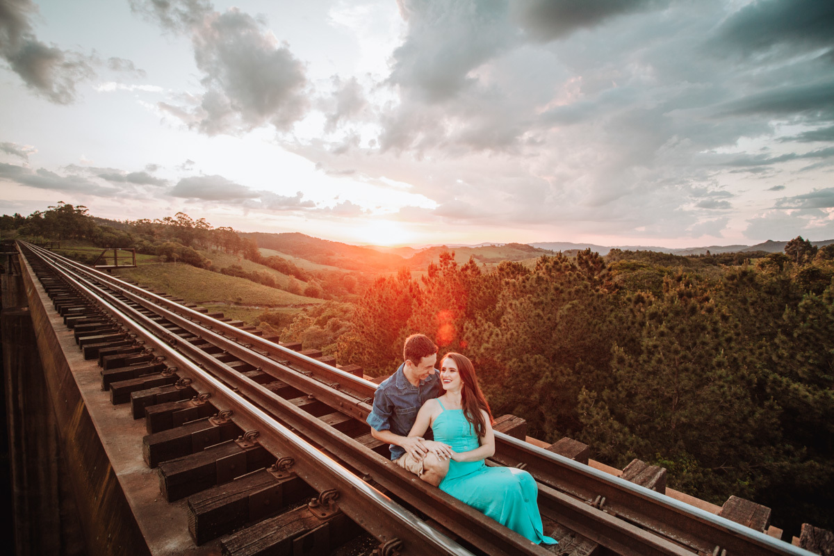 ensaio pre casamento encantador com luz dourada do por do sol na região de maua da serra-PR