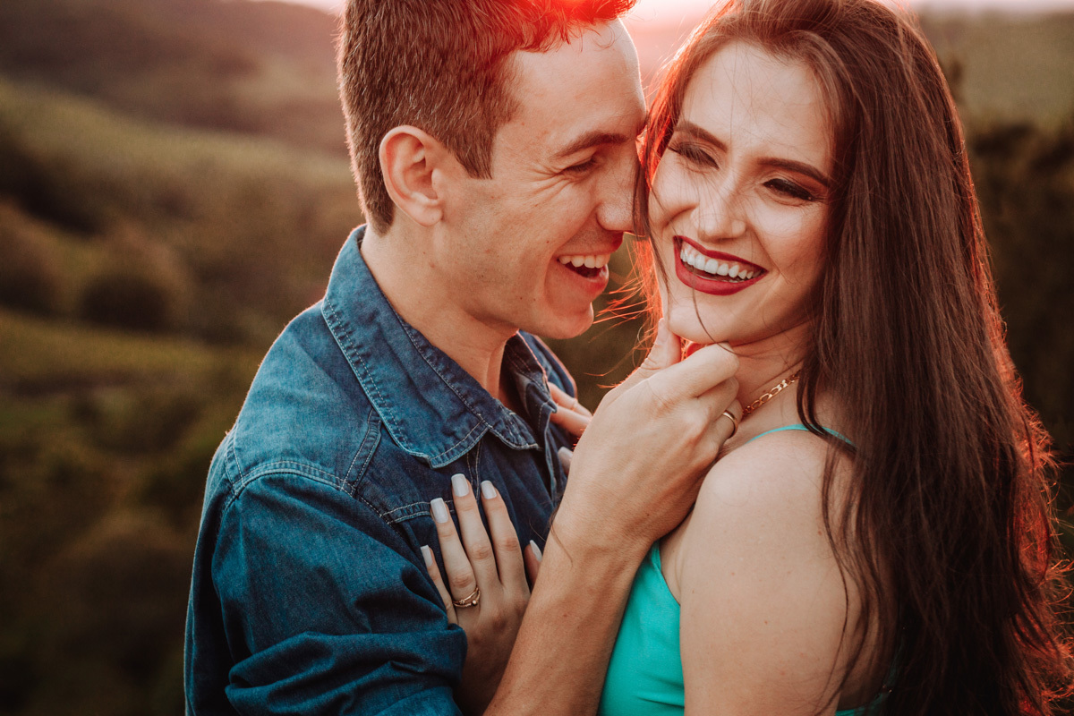 lindos retratos de casais feitos durante ensaio pre wedding com luz dourada do por do sol 