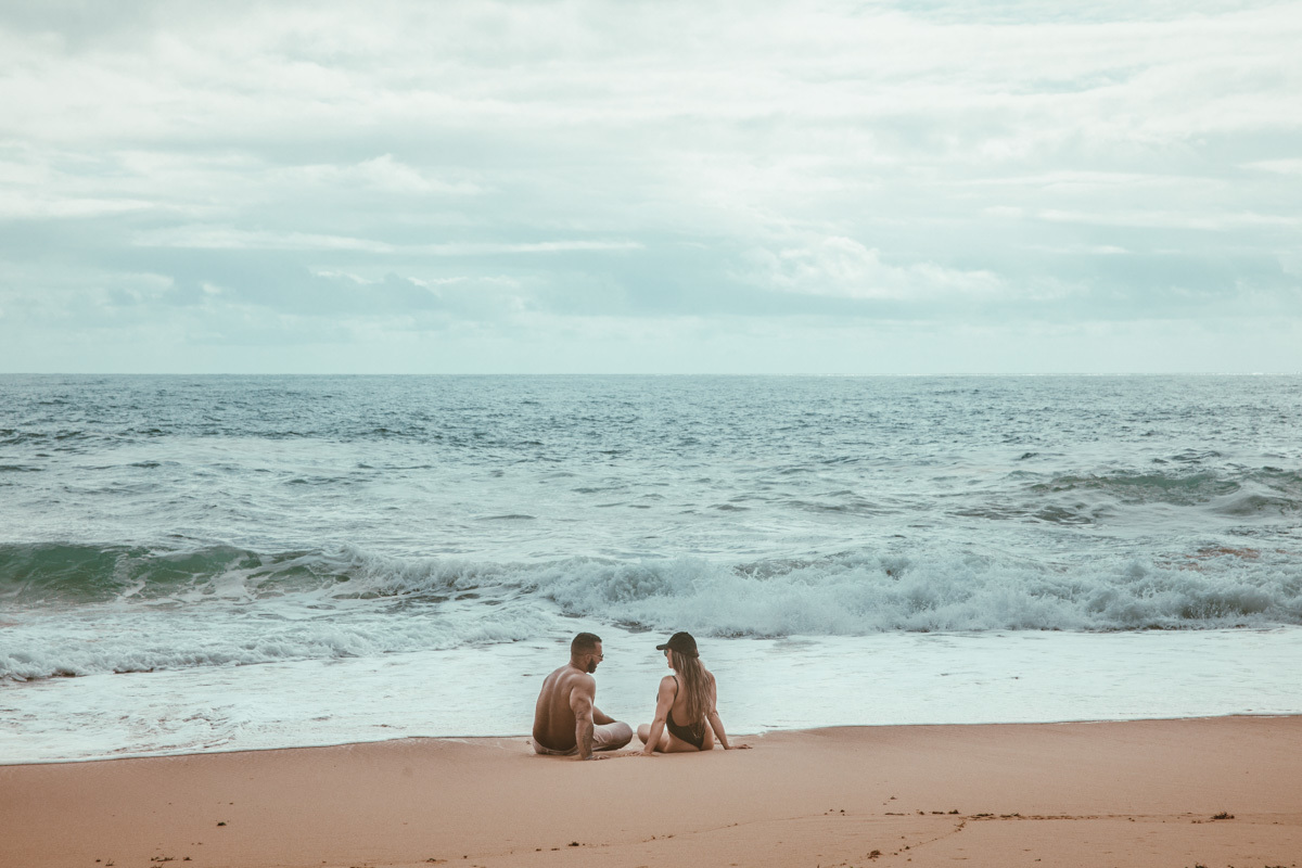 fotos para ensaio de pre casamento feito na praia fotografia de casamento com estilo gringo de edição com pressets 