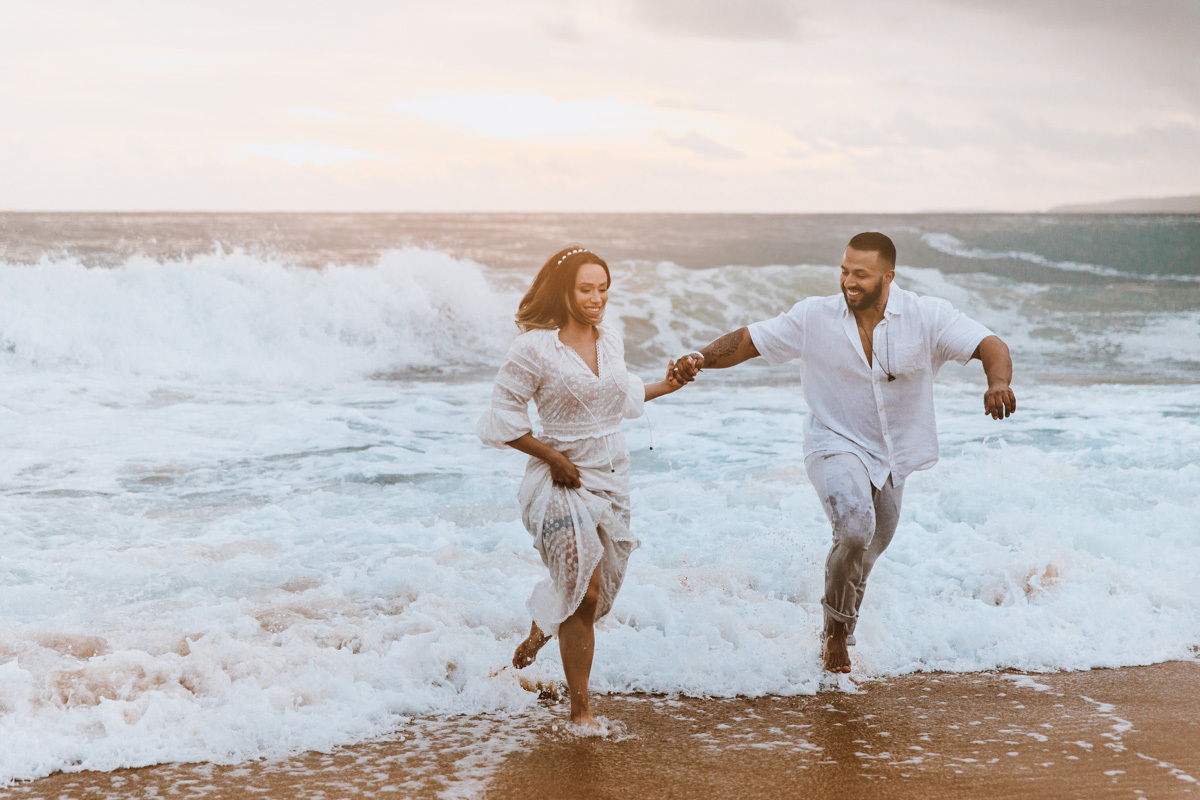 pre wedding na  praia de balneario camboriu fotos de casal na praia do estaleirinho 