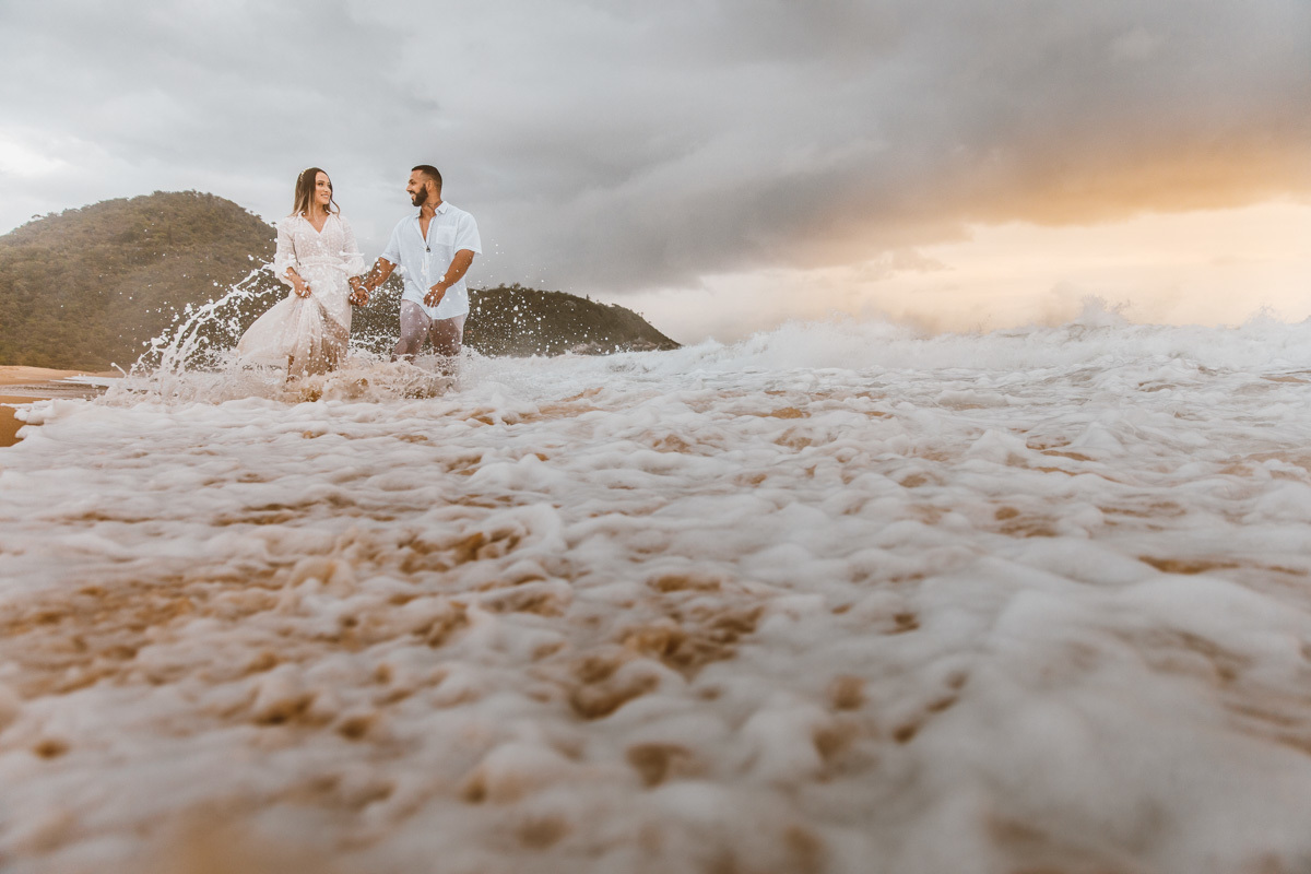 fotos diferentes e divertidas para ensaio de pre wedding na praia fotos no amanhecer na praia do estaleirinho em balneario camboriu-SC