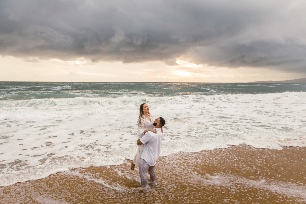 ensaio de casal na praia no amanhecer do sol em praia do estaleirinho em balneario camboriu-SC