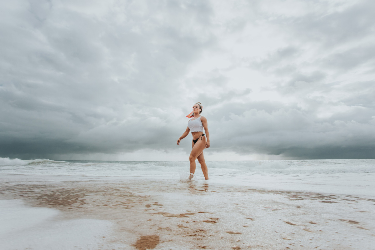 lindo ensaio feminino na praia praia do estaleirinho em balneario camboriu-SC