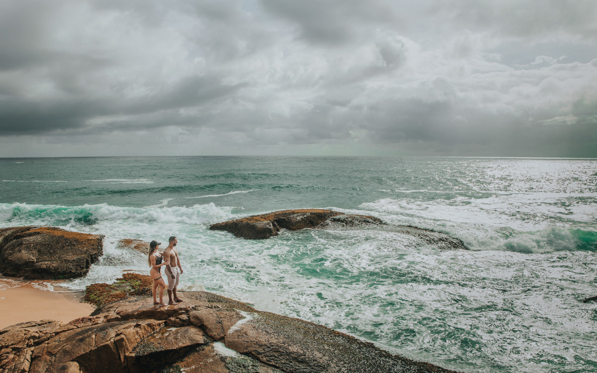 lindo ensaio de casal feito no amanhecer do sol el praia do estaleirinho em balneario camboriu-SC