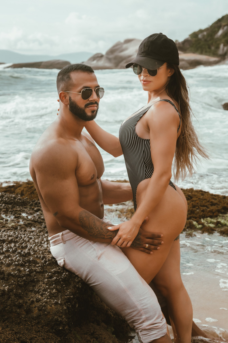 ensaio de casal fisiocuturista em praia do estaleirinho em balneario camboriu-SC