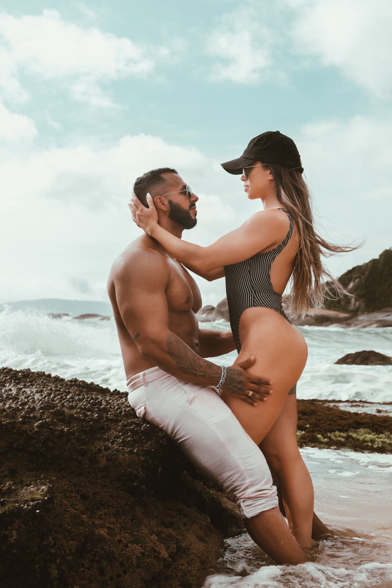 pre wedding de casal fisioculturista feito na praia pelo fotografo Rickardo andrade  praia do estaleirinho em balneario camboriu-SC