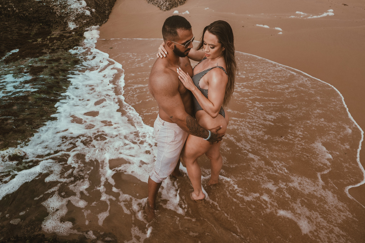 ensaio de pre wedding feito em praia com pedras e agua clarinha em Santa Catarina fotografo Ricardo Andrade