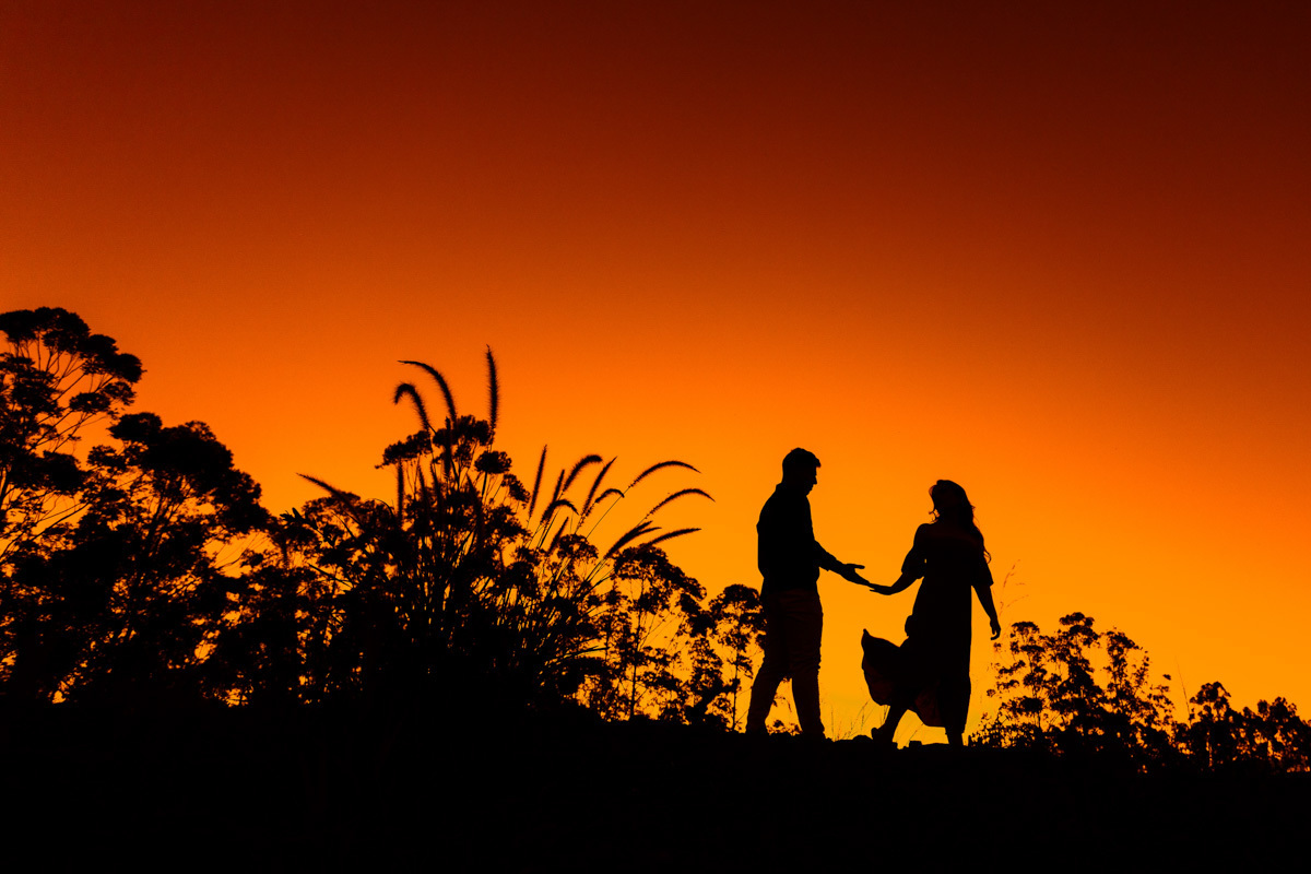 fotos de slihueta de casal no por do sol em maringa foto do melhor fotografo de casamentos em maringa rickardo andrade