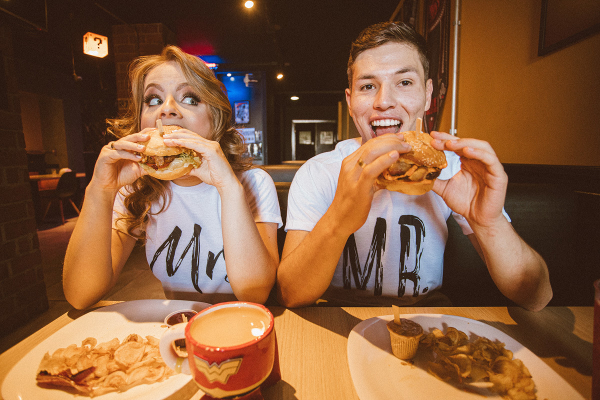 o melhor fotografo de casamentos em maringa Rickardo Andrade faz ensaiod e casal divertido em hamburgueria  burger perk 