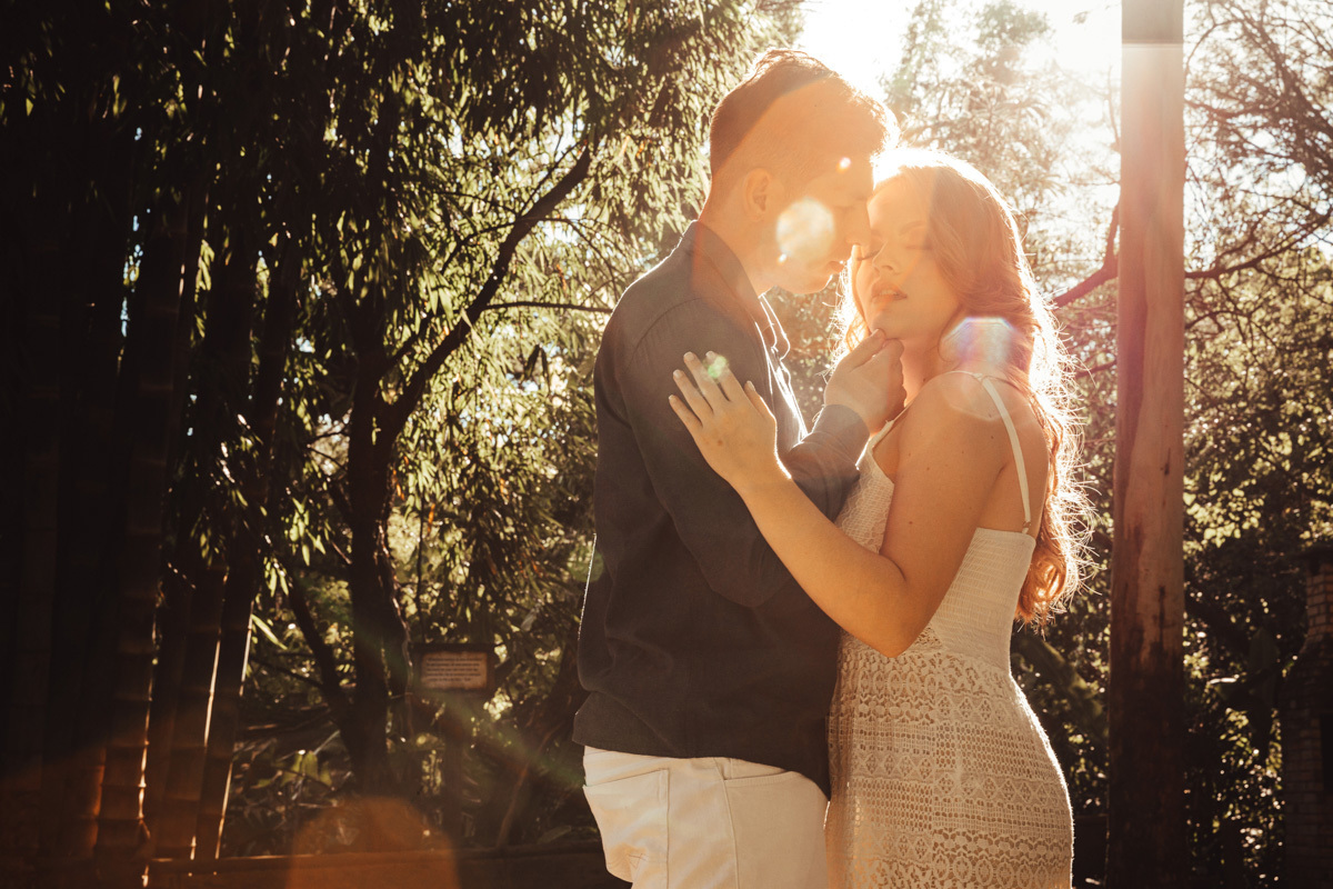 ensaio pre casamento feito com luz linda do por do sol em maringa chacara eden garden 