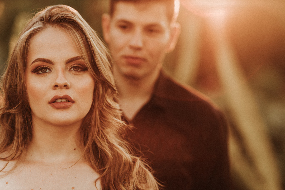 retratos lindos com luz do por do sol em ensaio de casal externo 