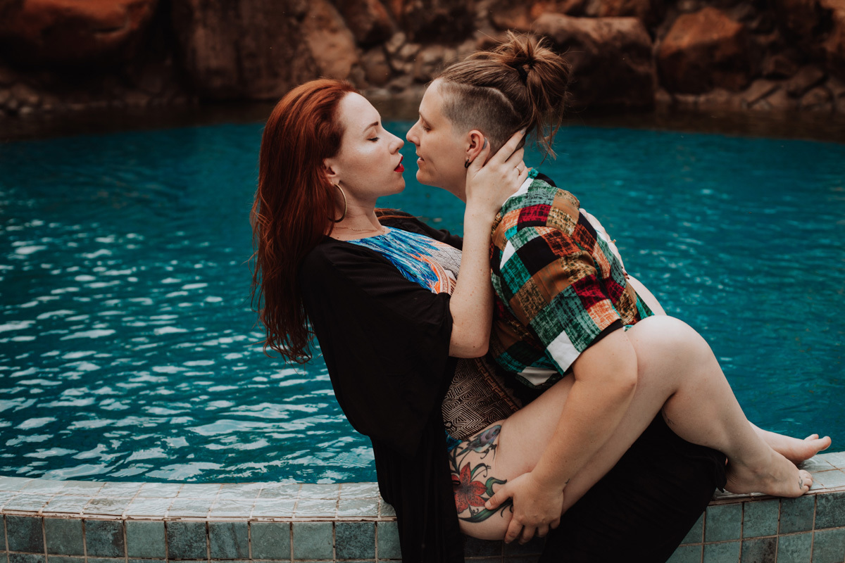 ideias diferentes para ensaio de casal feito em um a piscina chacara eden garden 