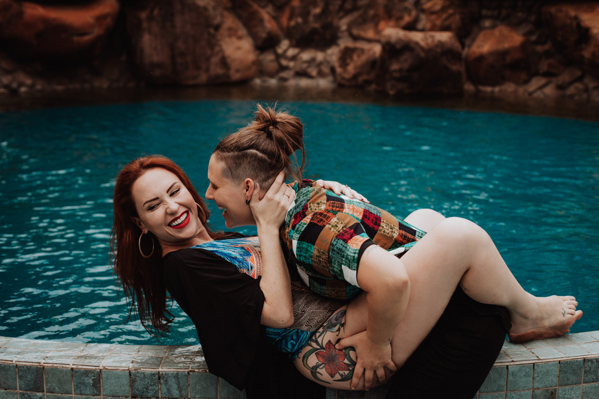 lindo ensaio externo feito em piscina fotografo de casais homossexuais em maringá 
Rickardo Andrade 