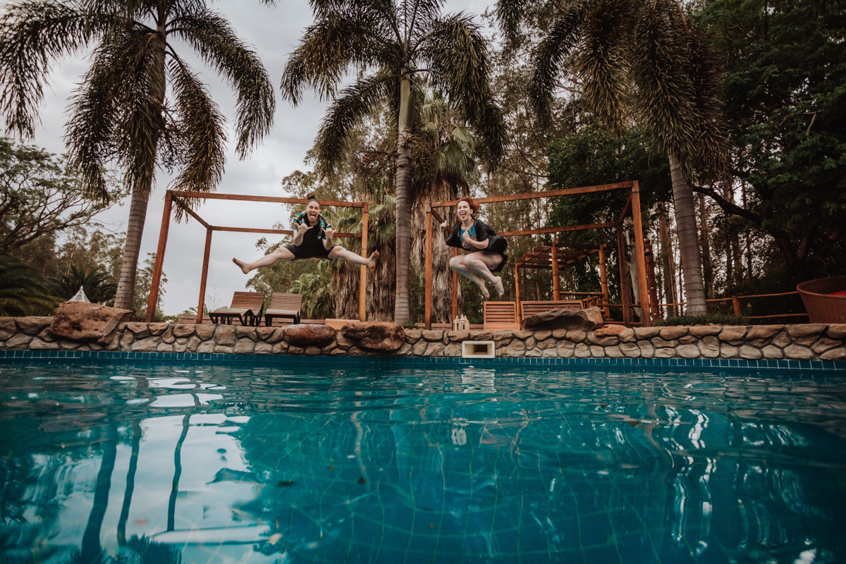 ensaio de casal com fotos diferentes e divertidas em chacara para fotos em maringá