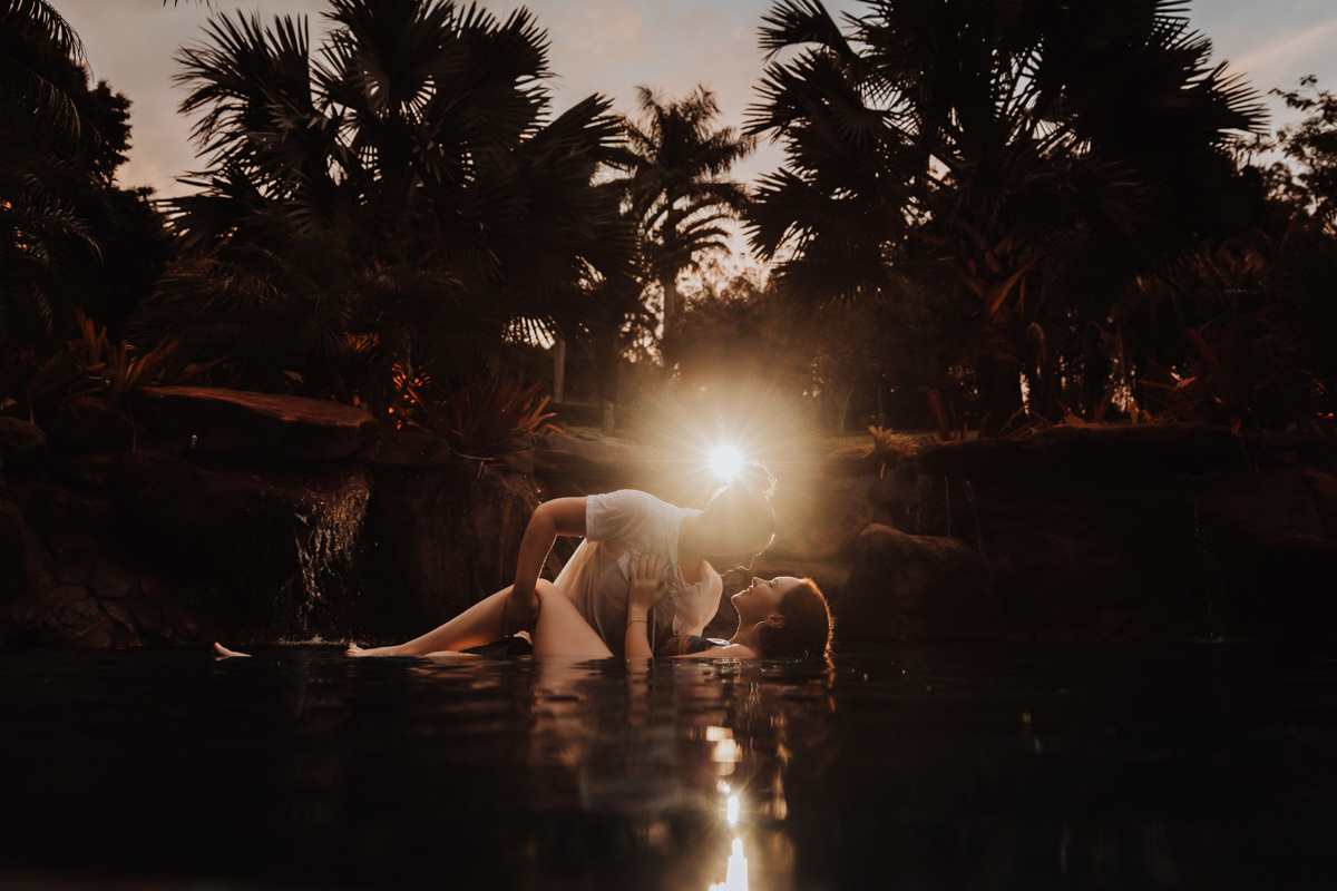 o melhor fotografo de casamentos de londrina faz lindo ensaio de casal em uma piscina chacara eden garden 