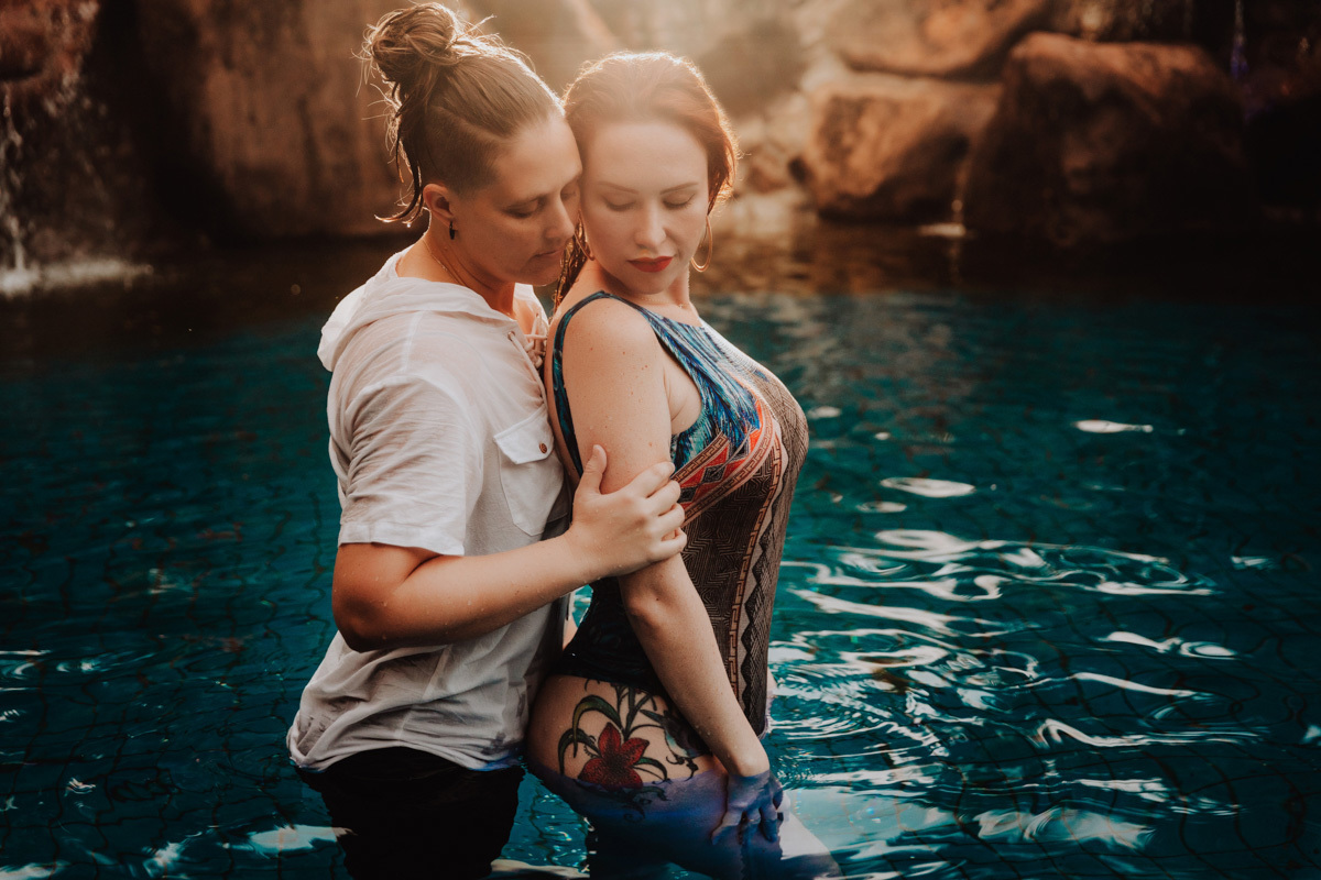 ensaio externo lindo feito em uma piscina no por do sol em chacara eden garden em maringá 