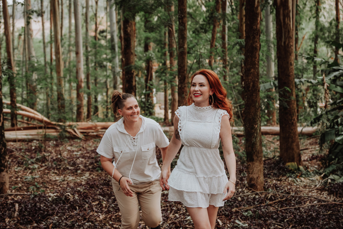 ensaio fotografico externo com estilo de fotos espontaneas fotografode casais em maringá 