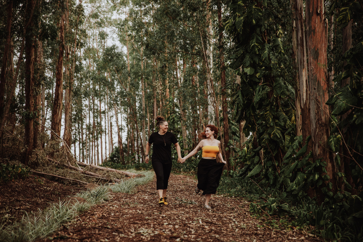 ensaio externo de casal em plantação de eucalipto em maringa chacara eden garden 