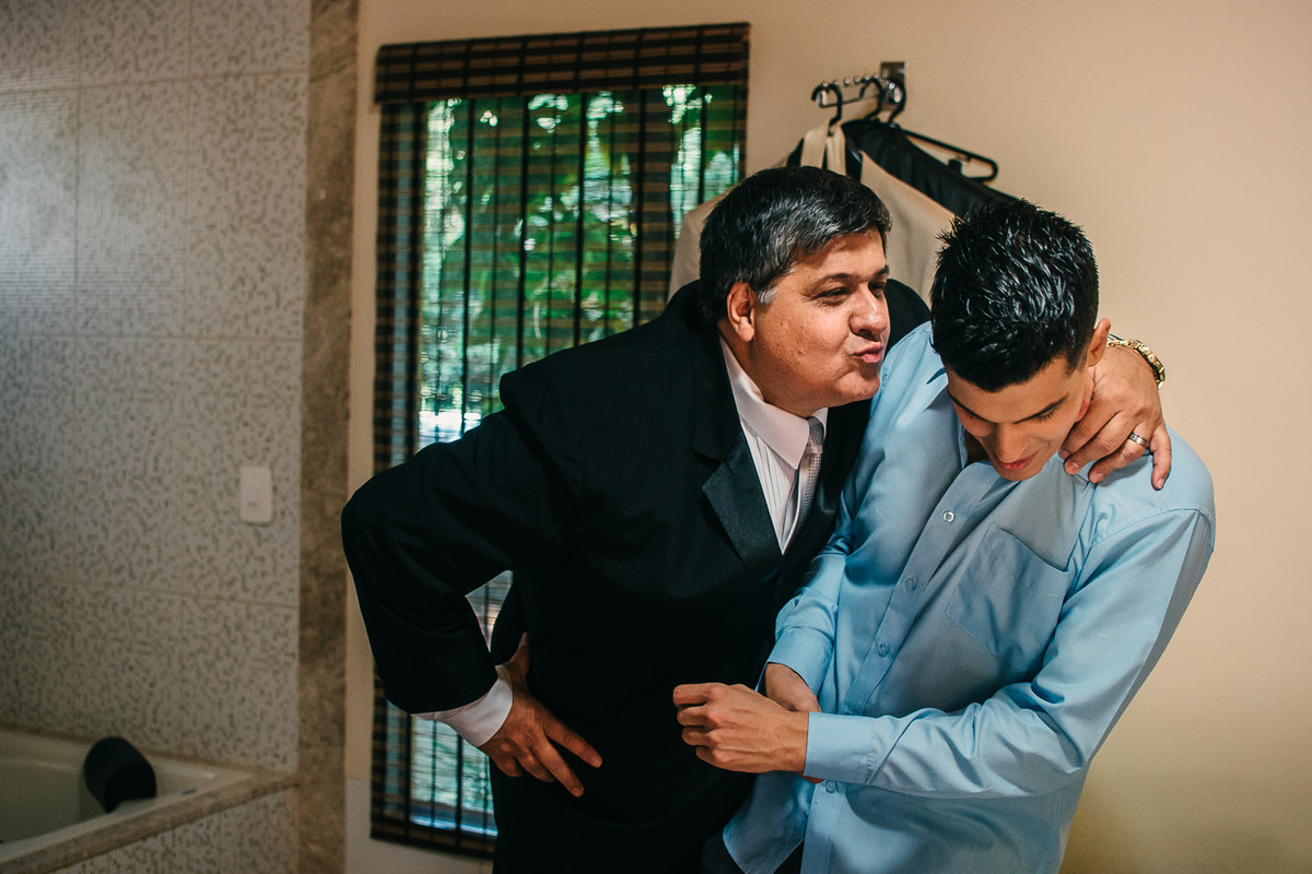 Pai do noivo brincando no making of