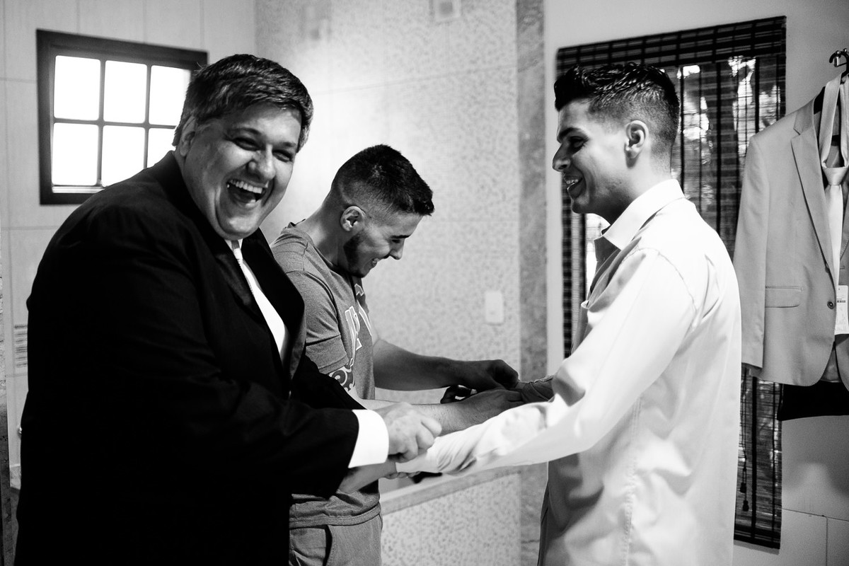 Dia de casamento noivo se arrumando