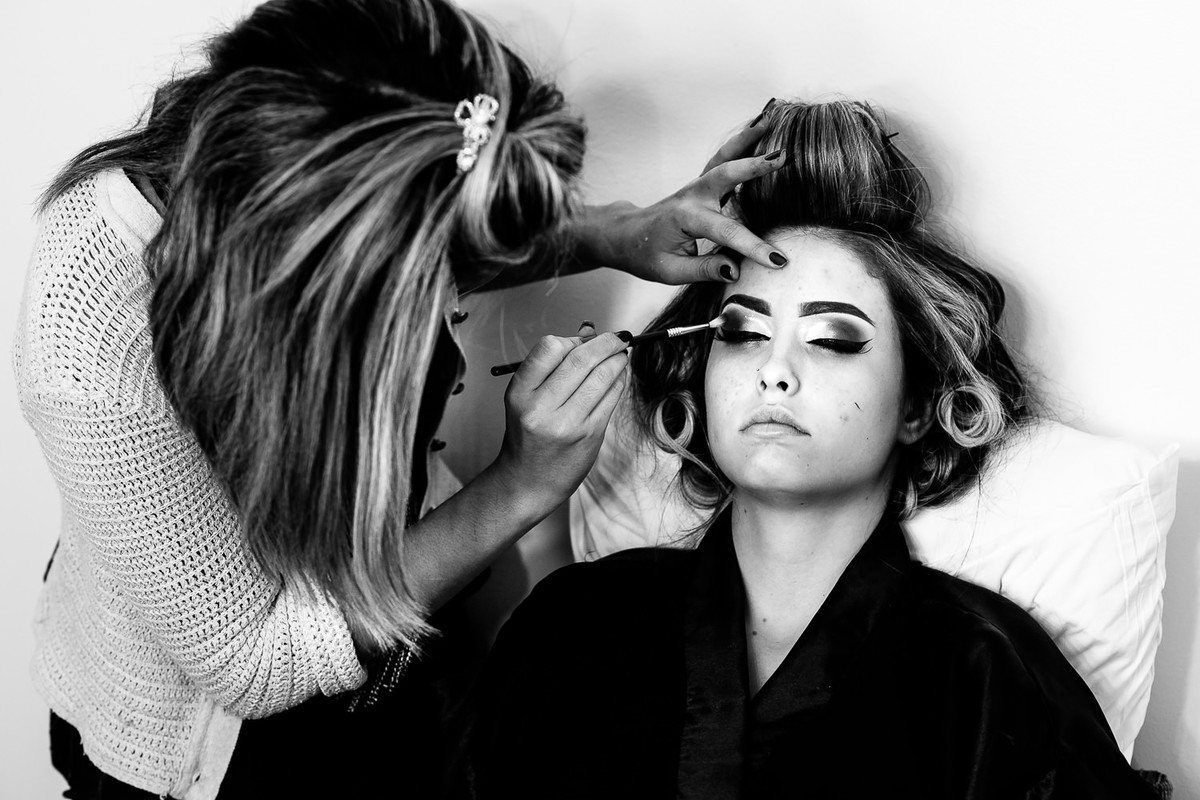 Foto da  noiva se arrumando em Belo Horizonte-MG