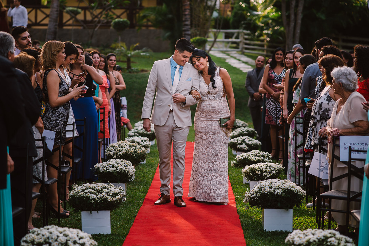 Noivo entrando com a mãe em seu casamento foto de Rickardo Andrade