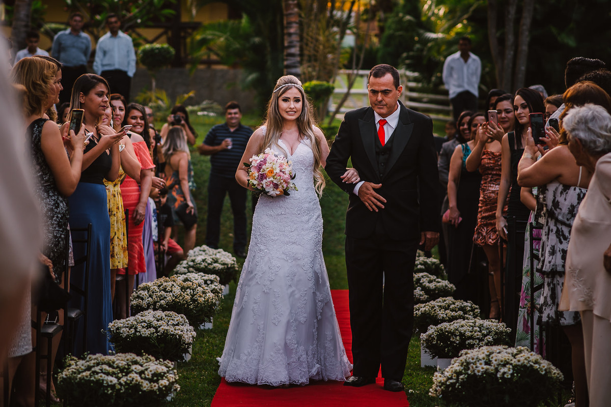 Noiva entrando no casamento em Minas Gerais