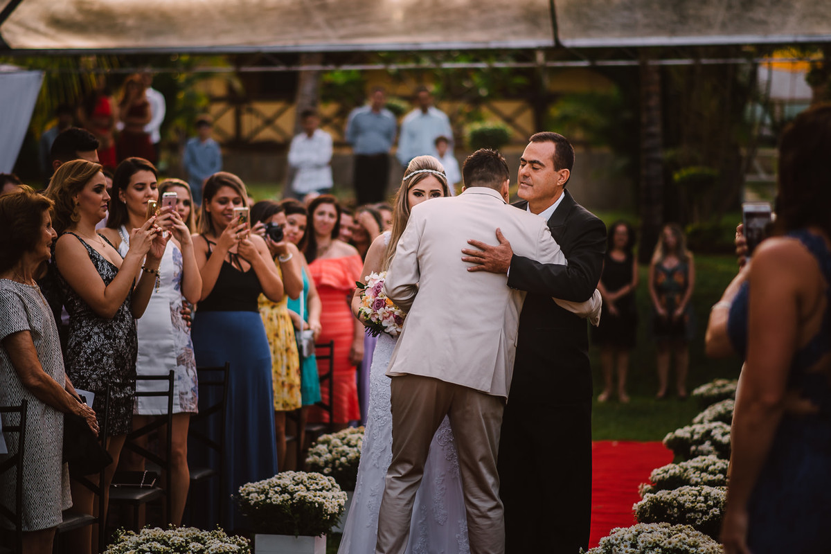 Noivo cumprimentando o sogro em casamento em Minas