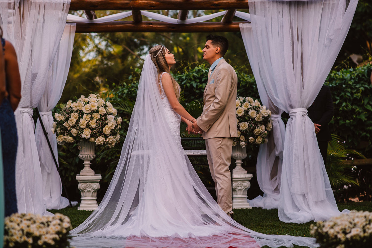 Cerimonia religiosa noivos cantando em MG