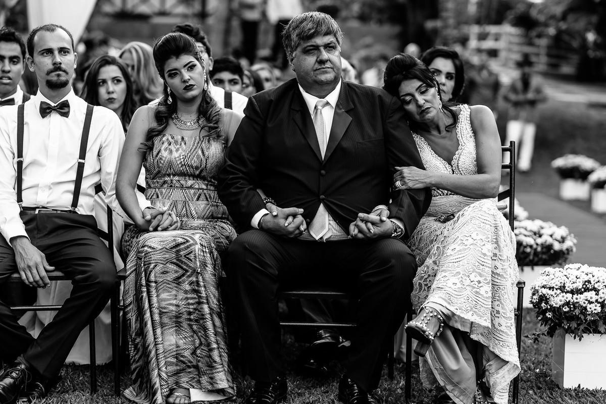 pais do noivo emocionados em cerimonia de casamento