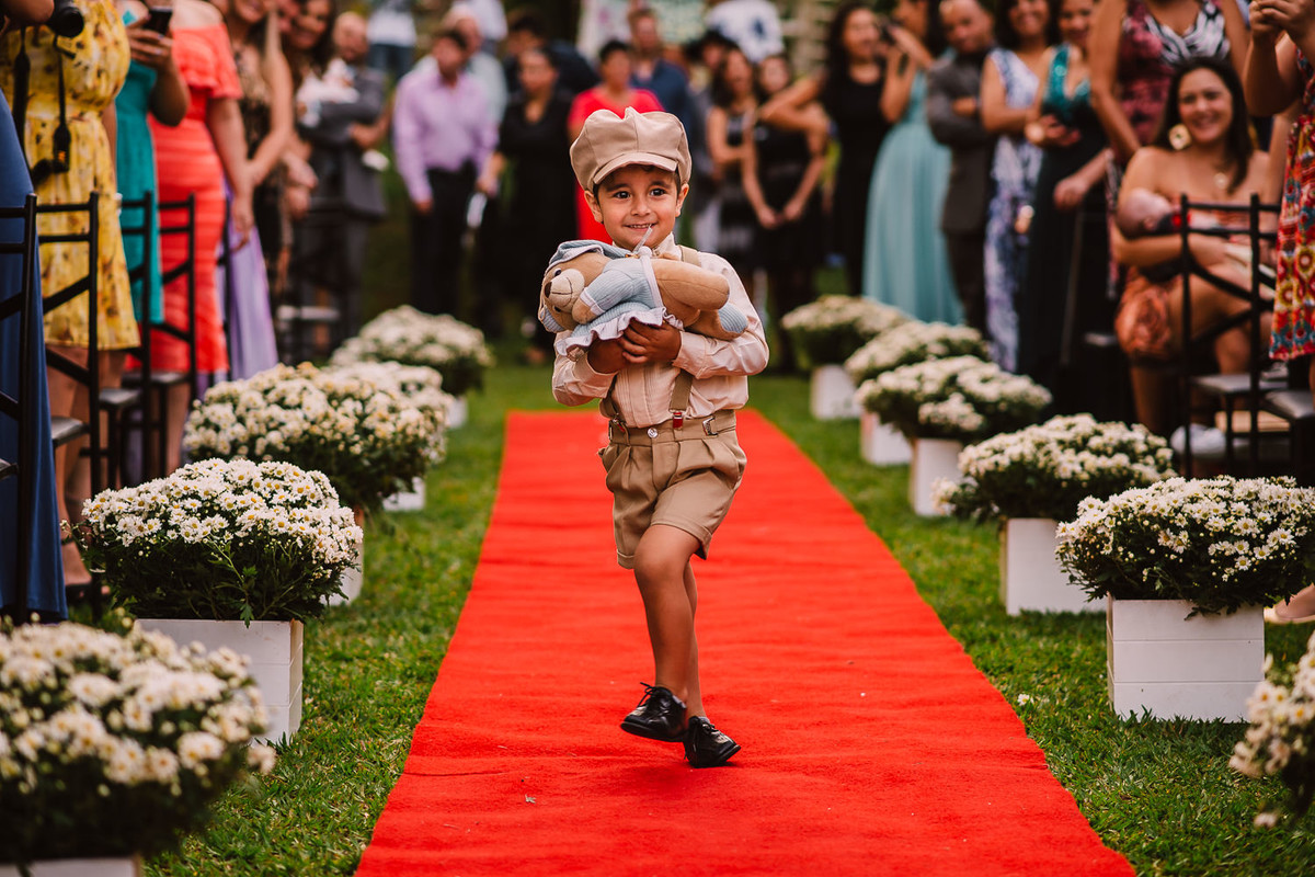pajem entrando em casamento ao ar livre foto de Rickardo Andrade