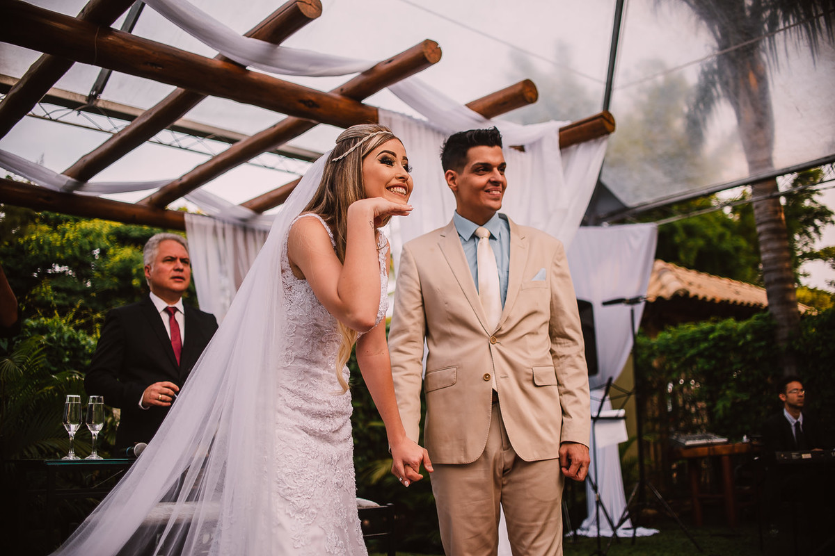 noivos em cerimonia aberta de casamento