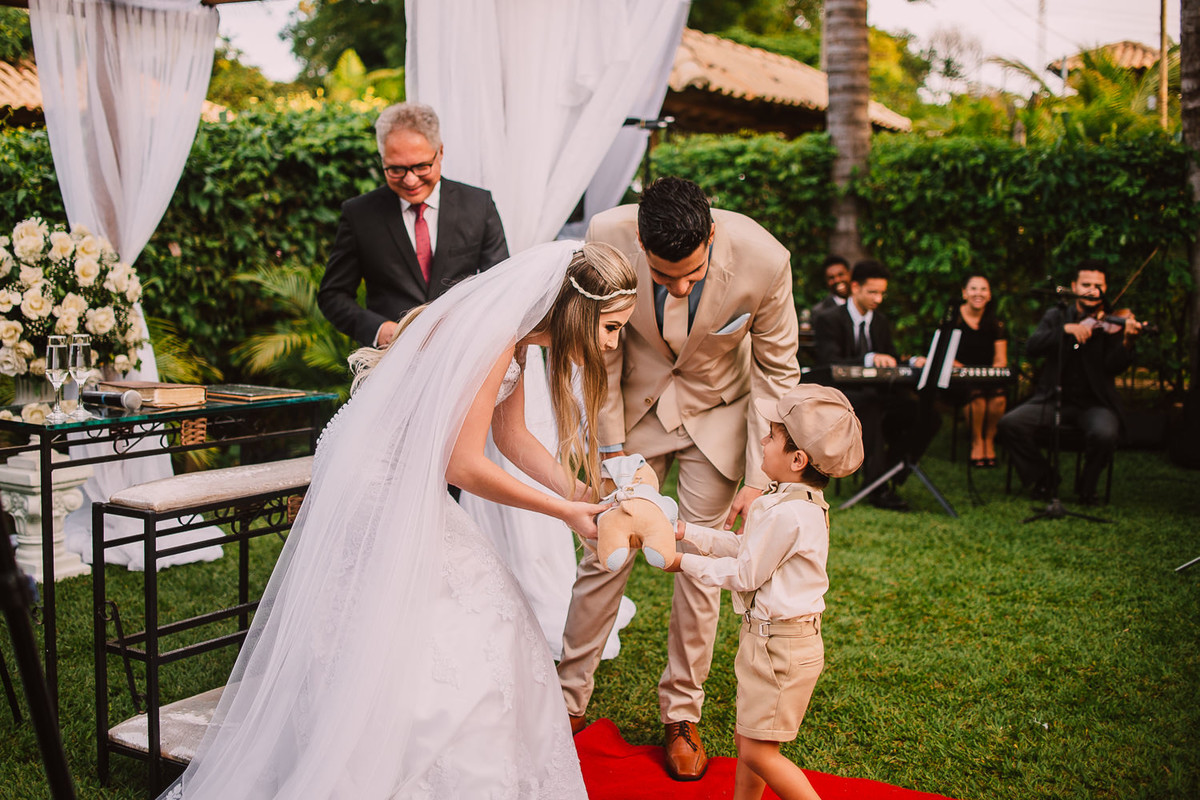 pajem entregando as alianças