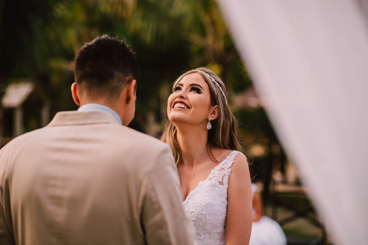 noiva emocionada em sua cerimonia de casamento