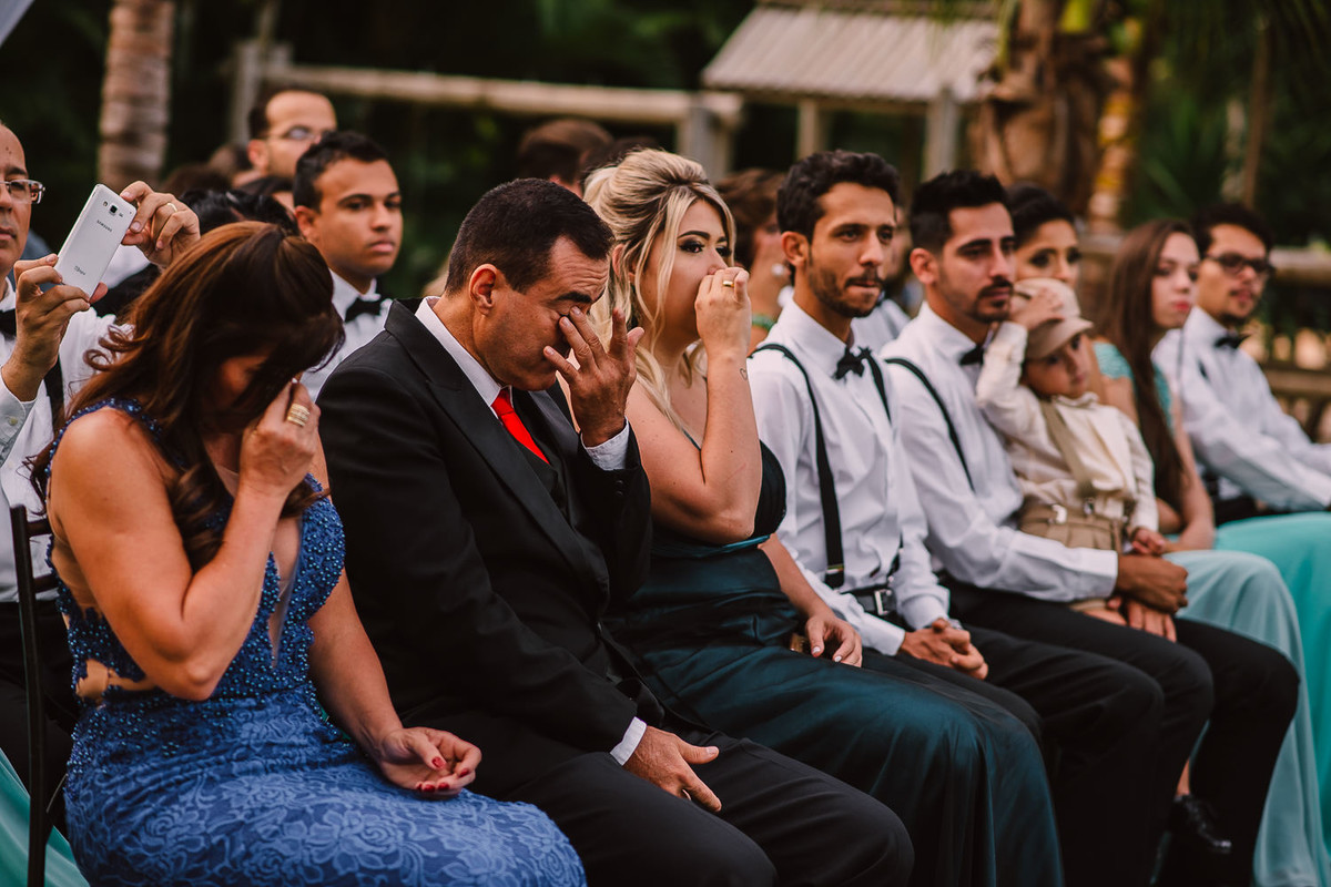 convidados emocionados com cerimonia de casamento