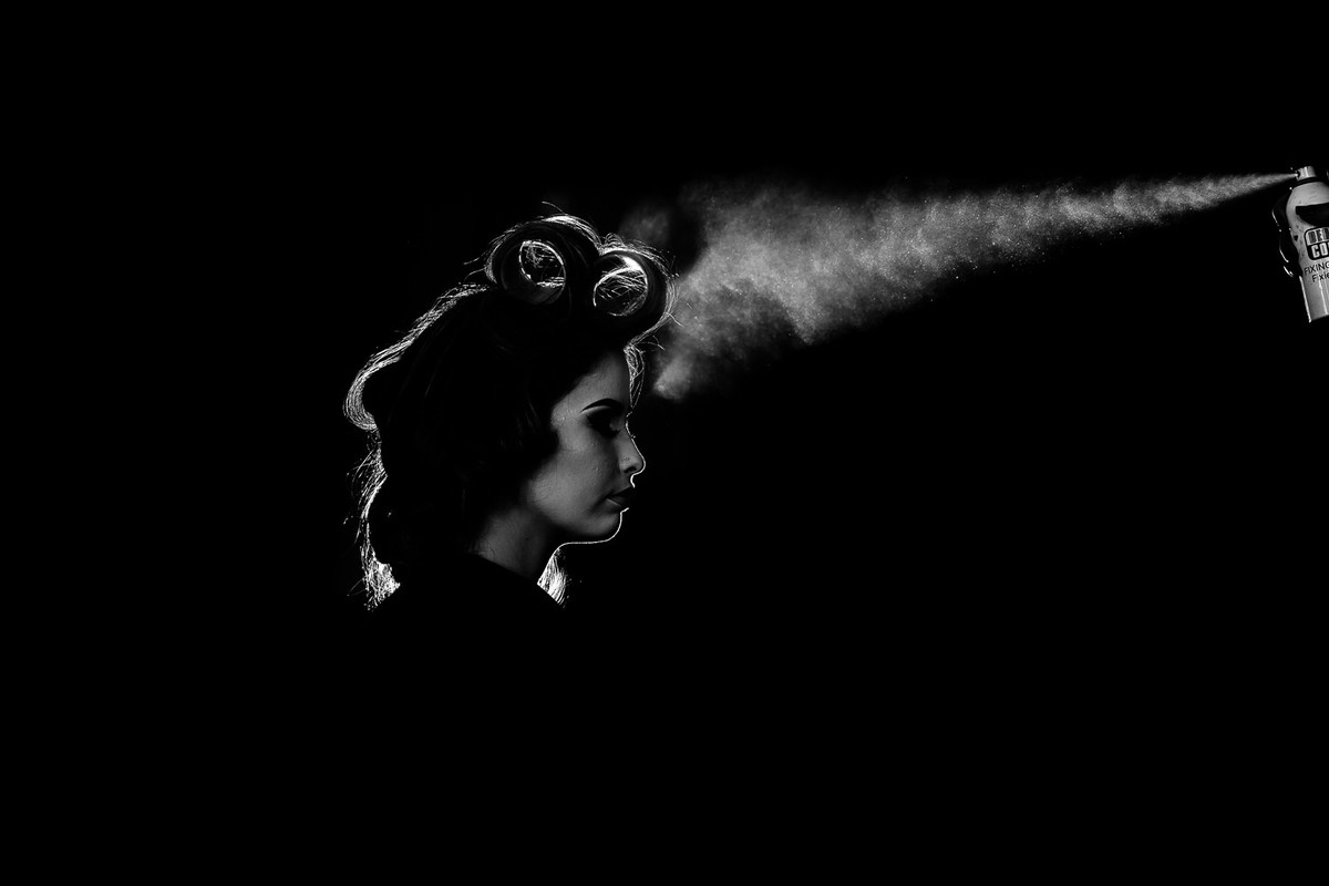 Foto da noiva se arrumando com spray de cabelo do fotógrafo de Mandaguari-PR Rickardo Andrade