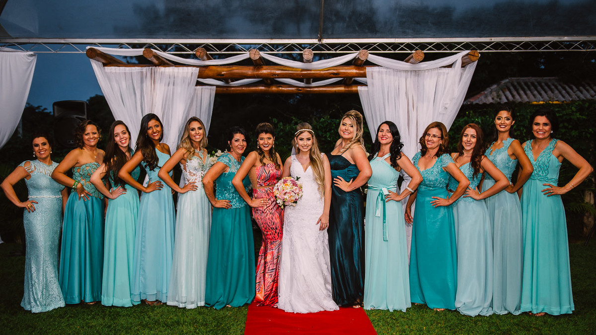 Noiva com Madrinhas em casamento ao ar livre