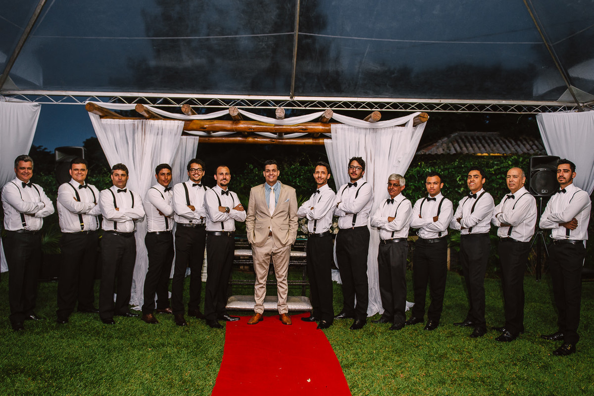 Noivo com seus padrinhos estilosos