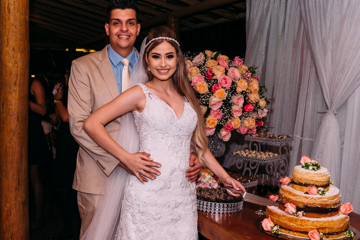 casal cortando o bolo de casamento em MG
