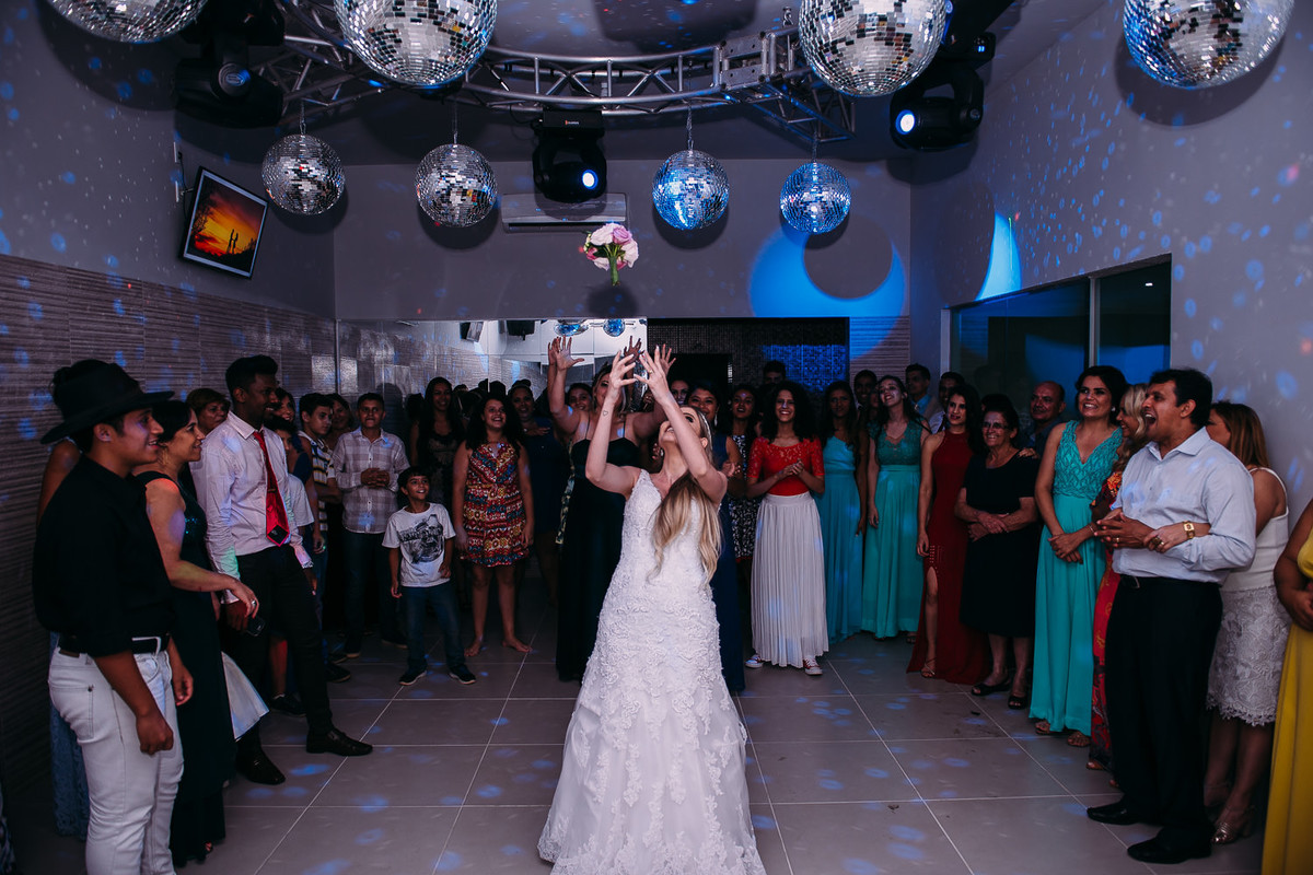 noiva jogando o buque em  Belo Horizonte-MG