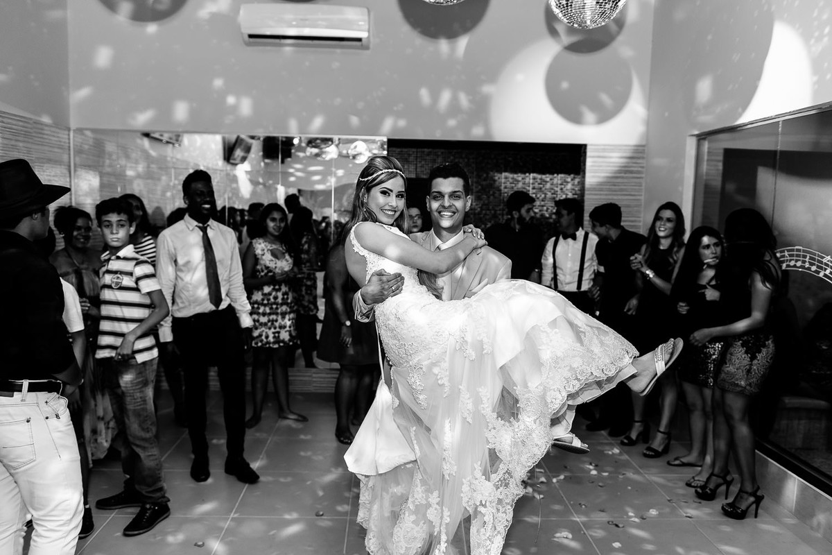 na hora da balada pegando a noiva no colo em  Belo Horizonte-MG