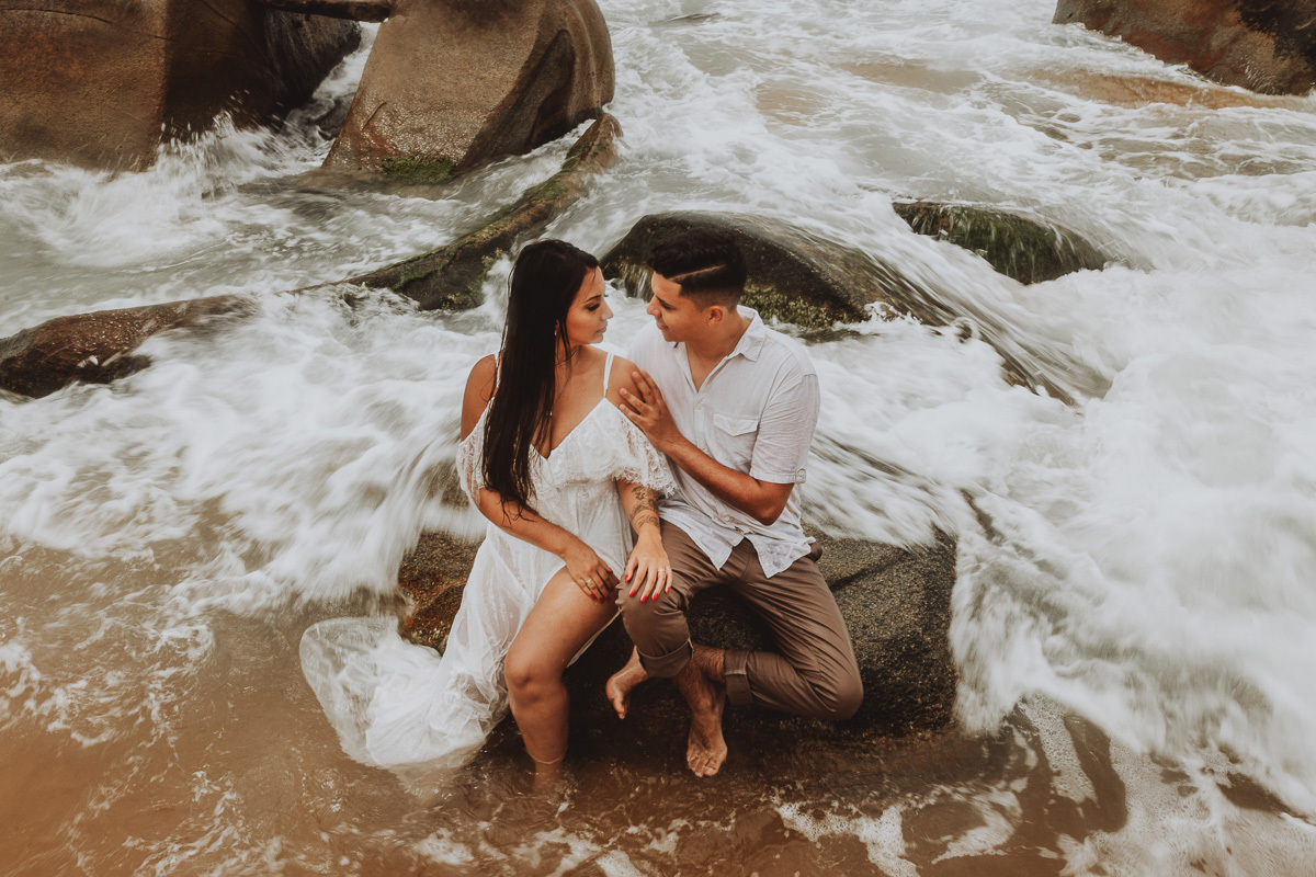 ensaio externo de casal fotos diferentes feitas napraia  Balneario Camboriu-SC