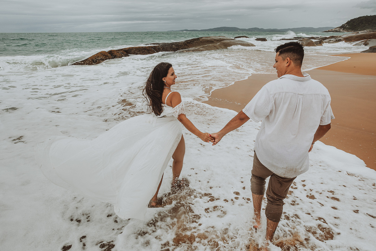 fotos espontaneas para ensaio de  pre casamento feito na praia em  balneario camboriu-SC