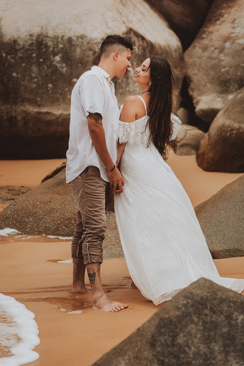 pre wedding com fotos espontaneas e lindas feitas na praia de balneario camboriu 