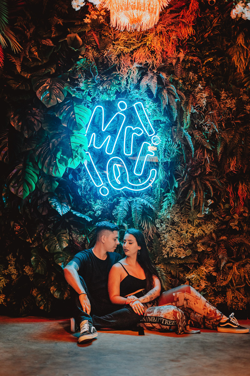 ensaio pre casamento com  lindas fotos estilo urbanas feitas em um lindo bar na beira mar de balneario 