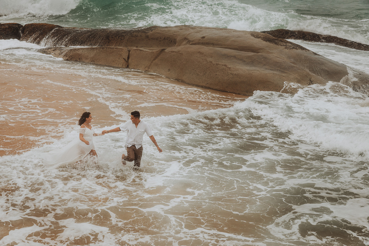 ensaio pre wedding feito na praia do estaleirinho  Balneario Camboriu-SC